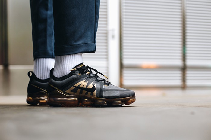 nike vapormax 2019 black and gold